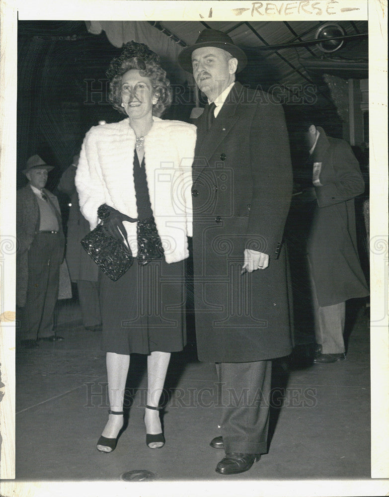 1945 Press Photo Darryl Zanuck and his wife at the premier of &quot;Winged Victory&quot; - Historic Images