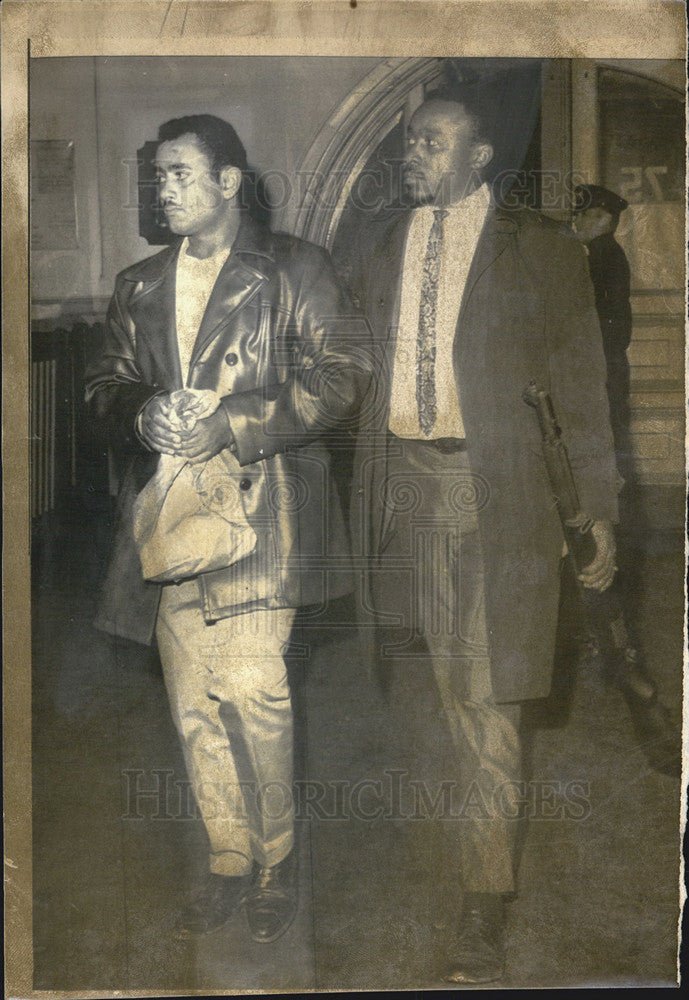 1968 Press Photo Ali Zandani in custody of a policeman for plot to assassinate - Historic Images