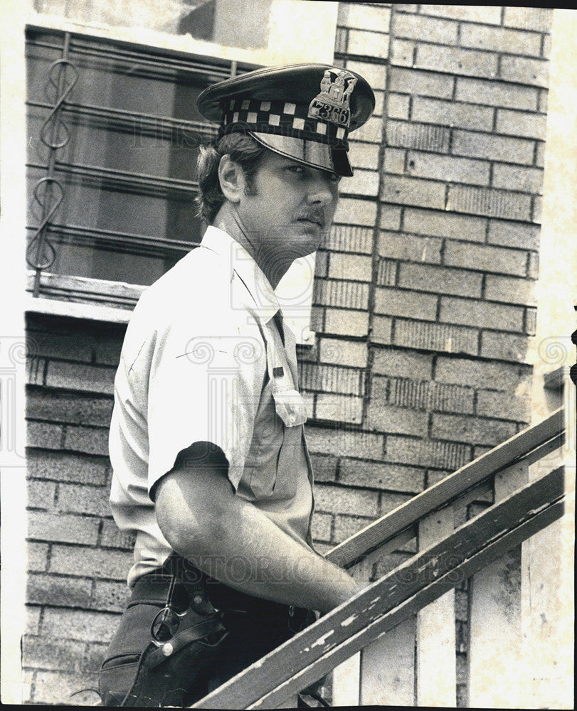 1976 Press Photo Officer Ted Zaleski at crime scene - Historic Images