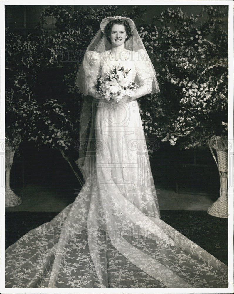 1941 Press Photo Mrs. J. W. Youle in her wedding gown - Historic Images