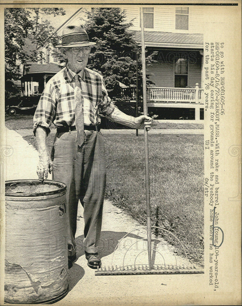 1972 Press Photo John Young, 104-years-old, working around his Peabody home - Historic Images