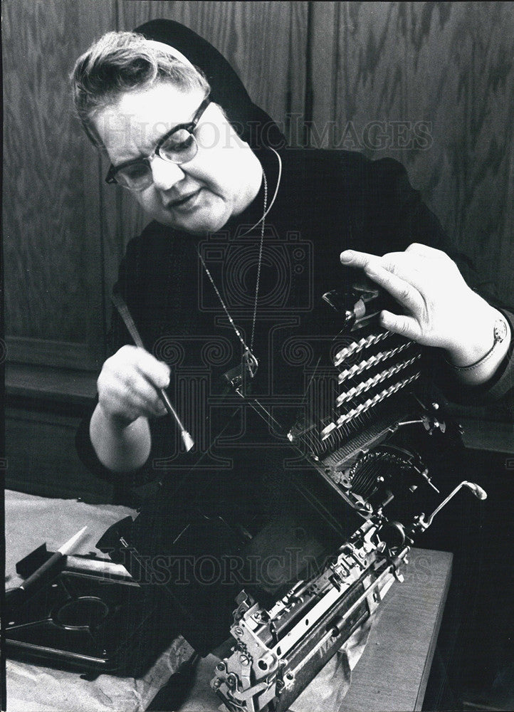 1974 Press Photo Sister Valentine Marie Zajdel Repairs Things - Historic Images