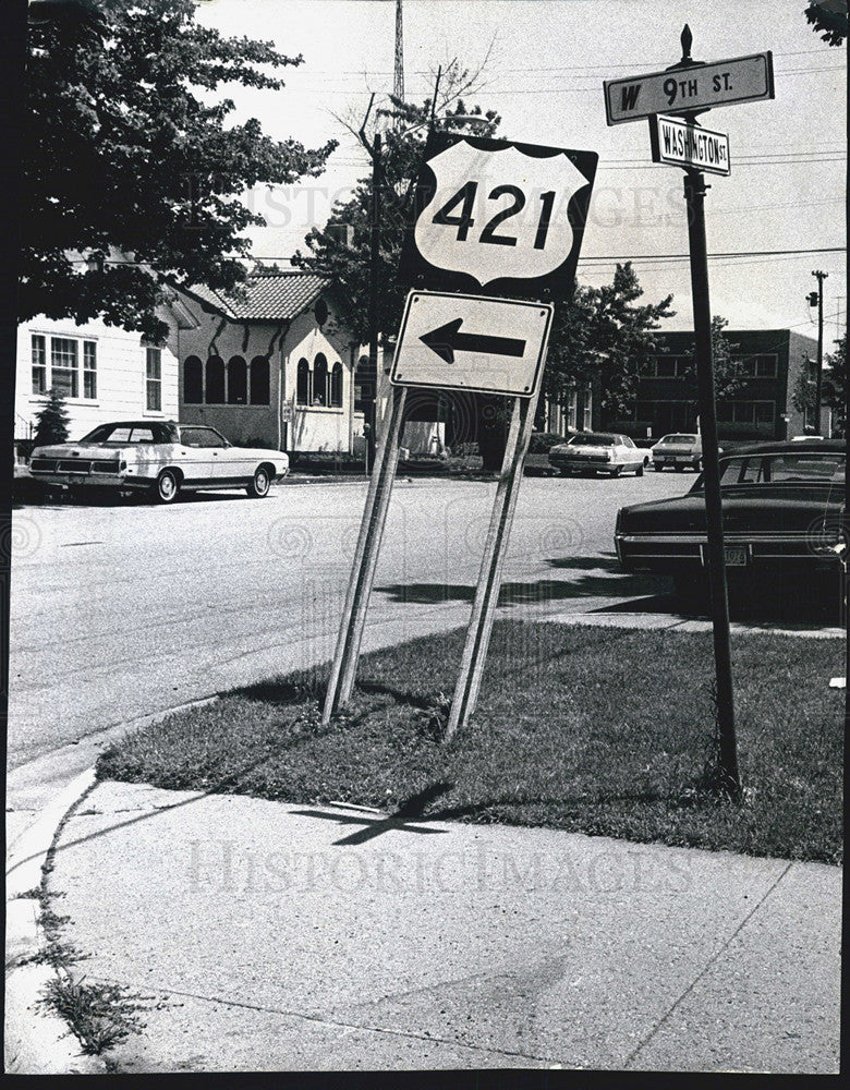 1973 Press Photo Road Sign. corner where kidnapping suspect ran. - Historic Images