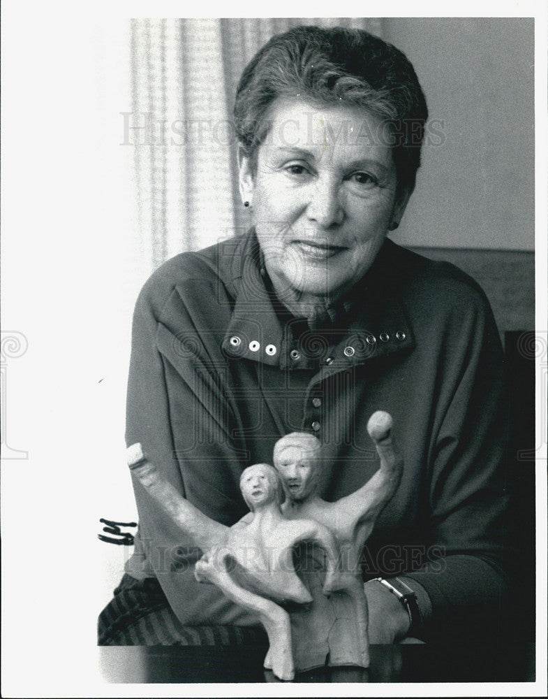 1988 Press Photo Bobette Zacharias with the symbol  of her group. - Historic Images