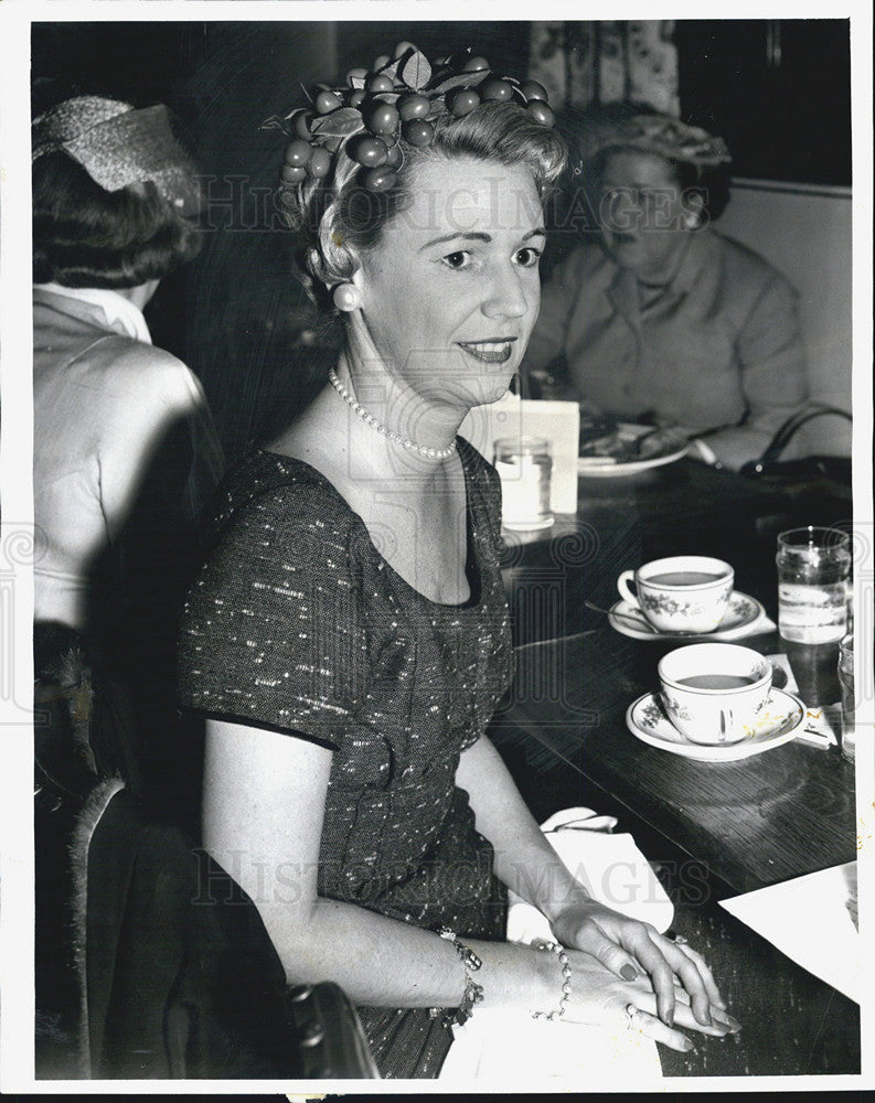 1955 Press Photo Mrs. Pernod S Miller at Society Key Club - Historic Images