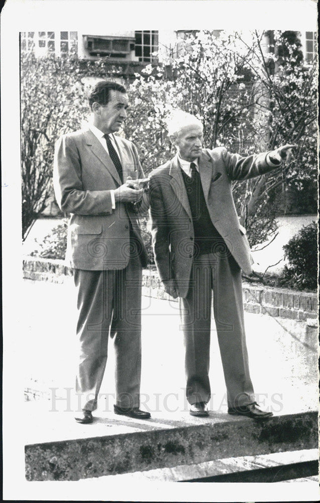 1959 Press Photo Veteran B. L. Montgomery Shows Reporter E. R. Murrow His Home - Historic Images