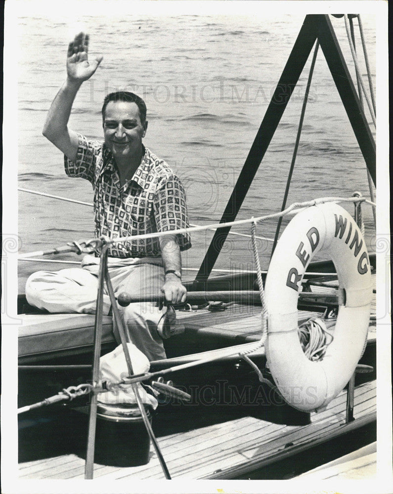 1959 Press Photo Garry Moore at the helm of his boat &quot;Red Wing&quot; - Historic Images