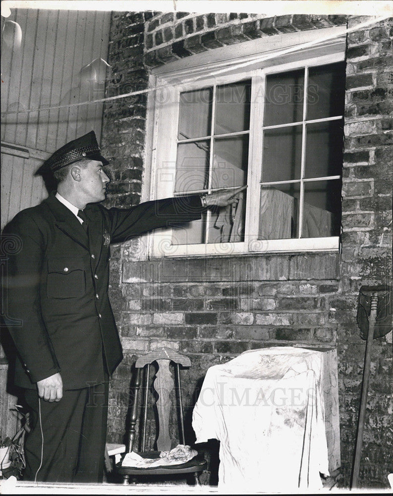 1948PressPhoto Officer Sheridan points to window where killer of Sophia Millard - Historic Images