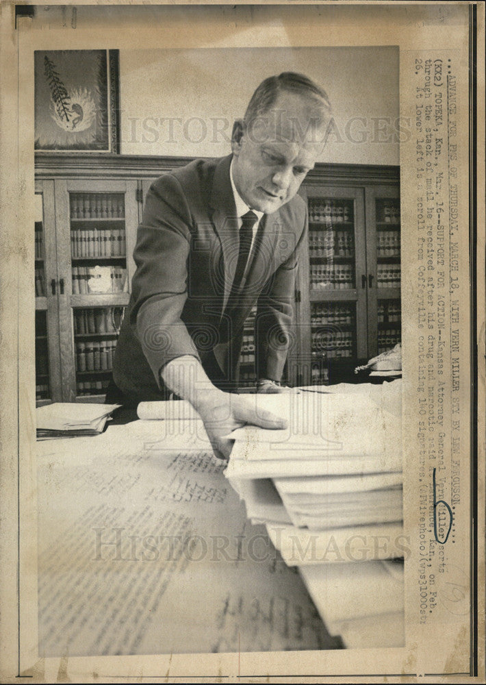 1971 Press Photo Attorney General Vern Miller goes though stacks of Mail - Historic Images