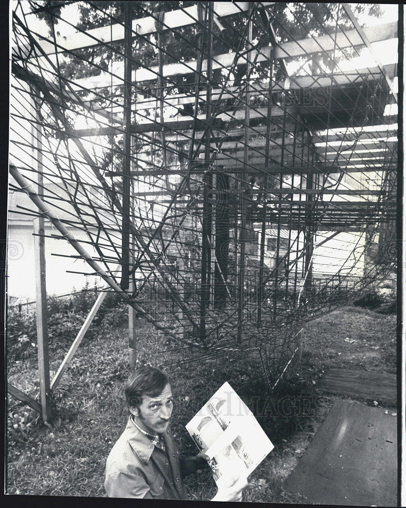 1974 Press Photo Michael Zavytko a Policeman, building a Concrete yacht. - Historic Images