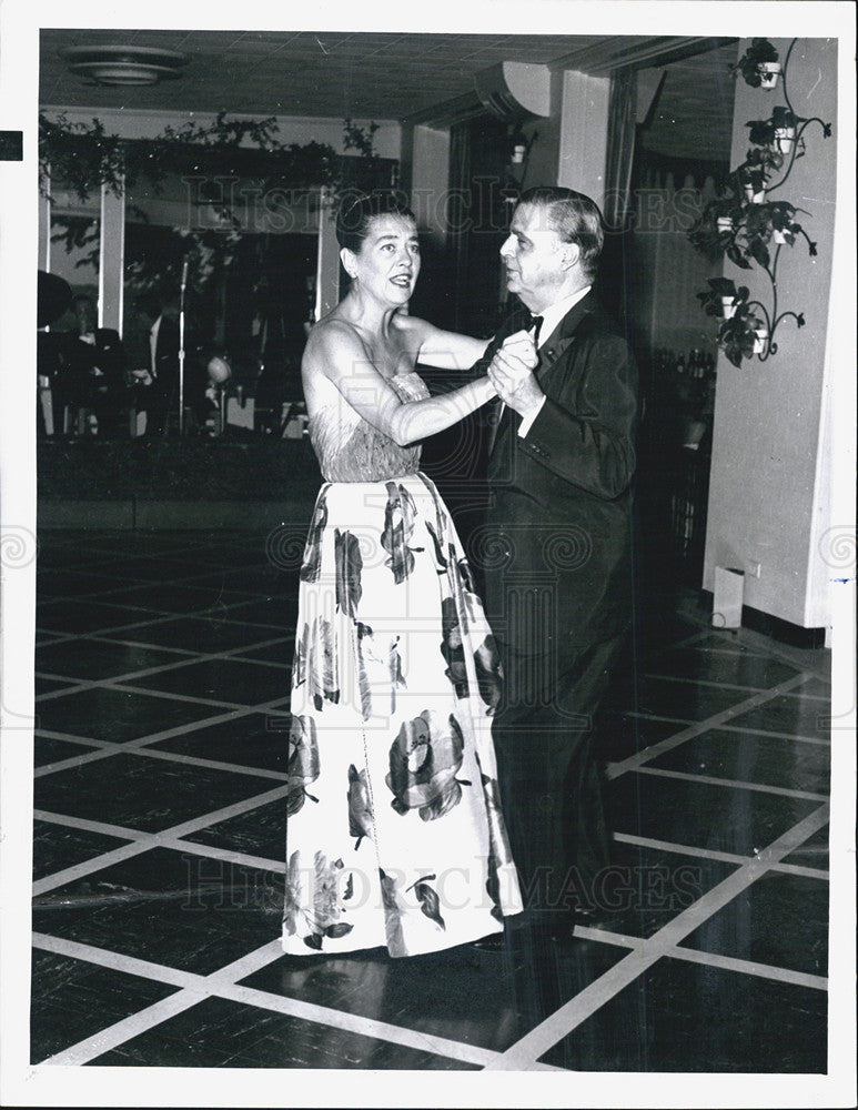 1961 Press Photo Gen. and Mrs William T. Young dance the night away - Historic Images