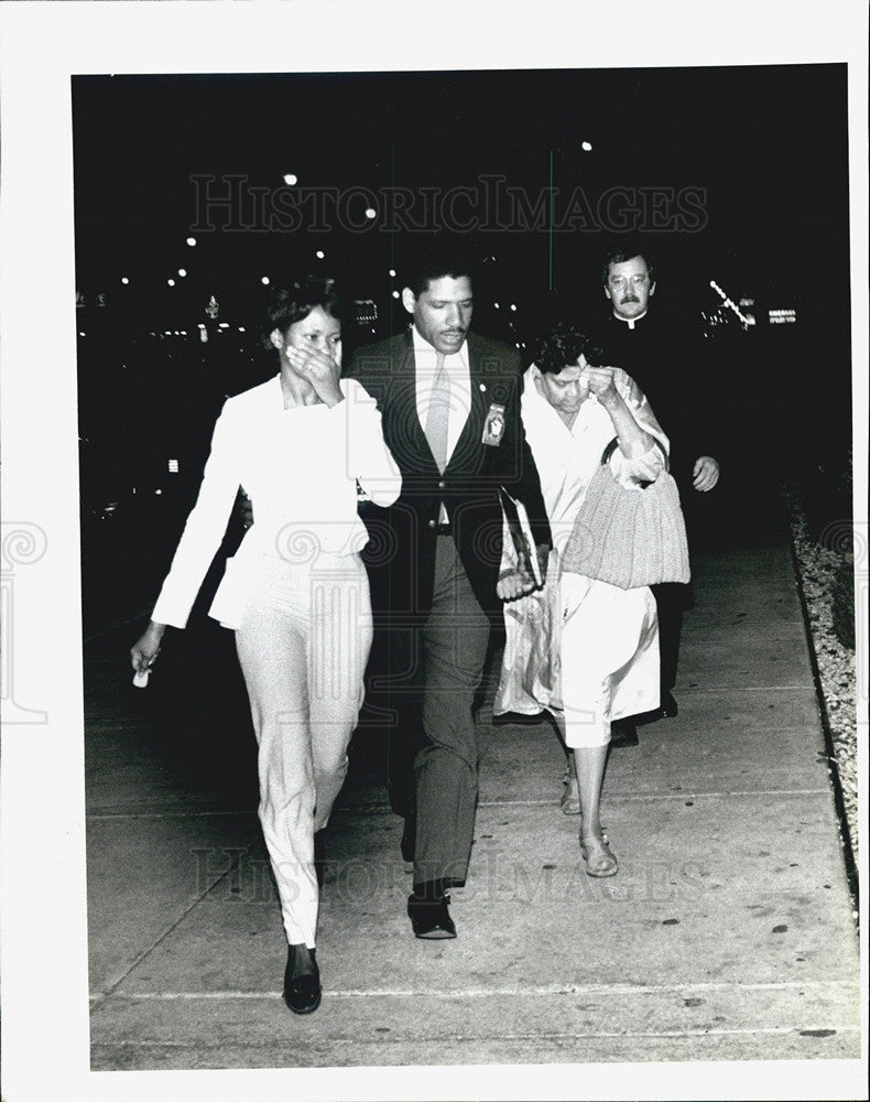 1984 Press Photo Police escort Officer Orville D Stewart&#39;s Family into Hospital - Historic Images