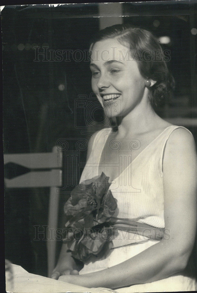 1933 Press Photo Mrs. Adlai Stevenson wears a white chiffon gown. - Historic Images