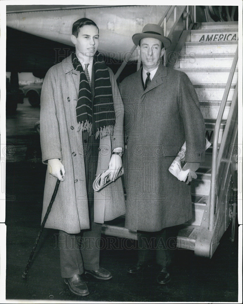 1956 Press Photo Adlai Stevenson bidding son John Fell Stevenson goodbye - Historic Images