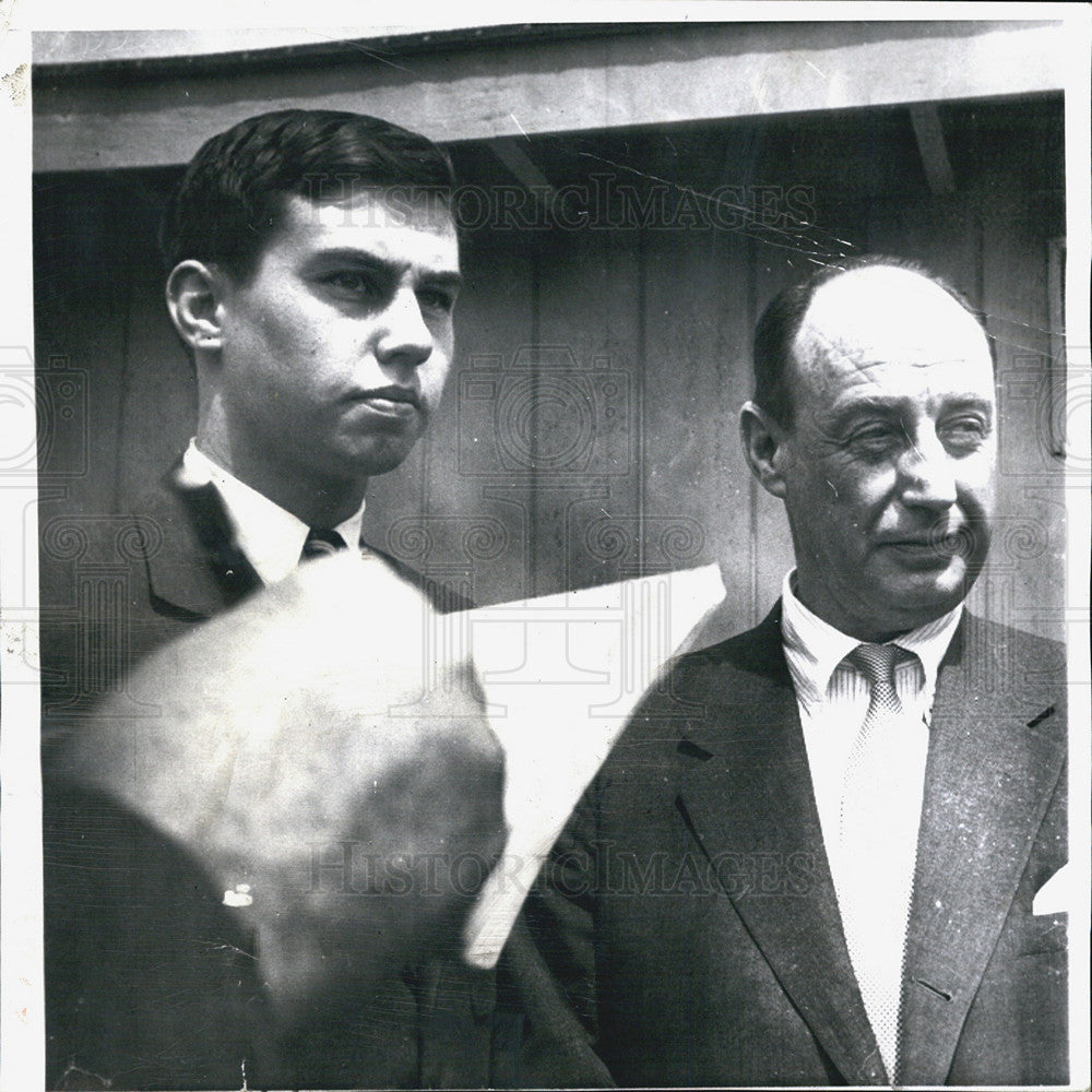 1956 Press Photo Adlai Stevenson chats with son John Fell Stevenson - Historic Images