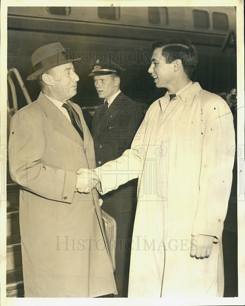 1956 Press Photo Adlai Stevenson greeted by son John Fell Stevenson @ Midway - Historic Images