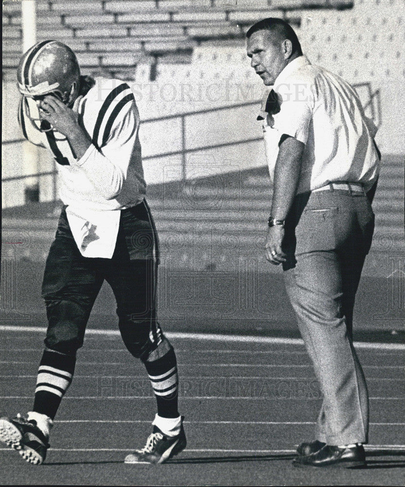 1971 Press Photo Coach Joe Stapanek with Quarterback Mike Fijolek - Historic Images