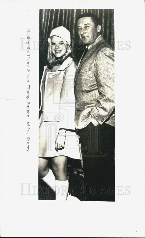 1969 Press Photo Mickey Spillane &amp; his &quot;Teeny-Bopper&quot; wife, Sherry - Historic Images