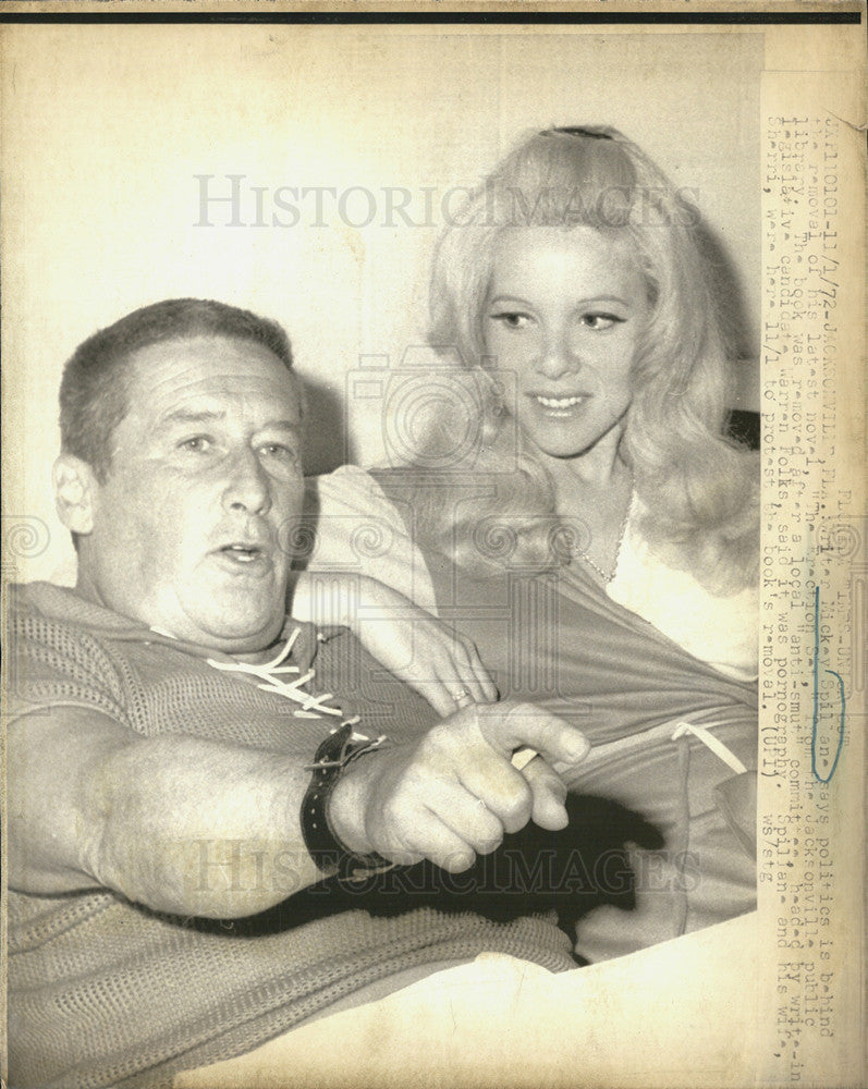 1972 Press Photo Writer Mickey Spillane with wife Sherri - Historic Images