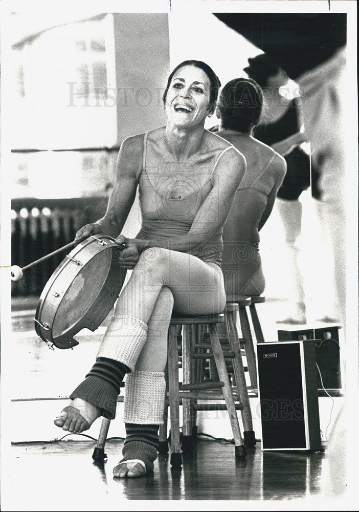 1978 Press Photo Dancer Nana Solbrig at half time of the Chicago Bulls Game - Historic Images