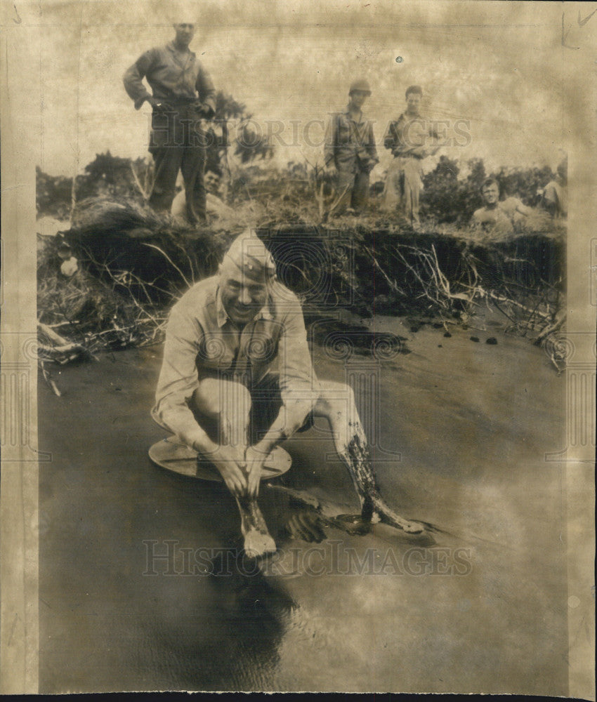 1944 Press Photo Maj.Gen W.H Rupertus US Marines Troops Cools his feet at Mud - Historic Images