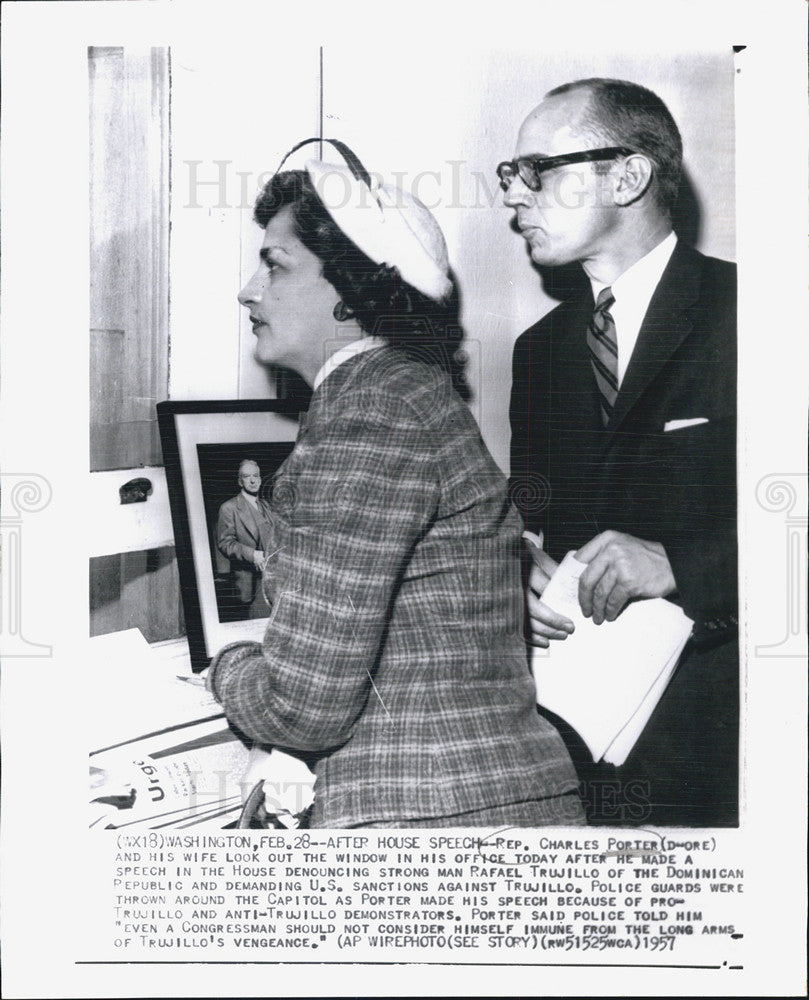 1957 Press Photo Rep. Charles Porter wife window office speech House - Historic Images