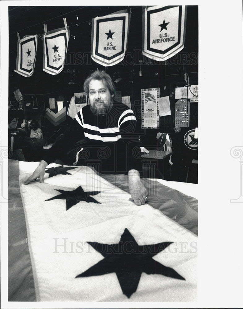 1985 Press Photo Carl Porter With Large Chicago Flag - Historic Images