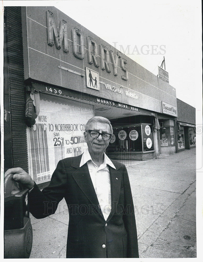 1976 Press Photo Morris Poteshman in front of his store on Morse Ave. - Historic Images