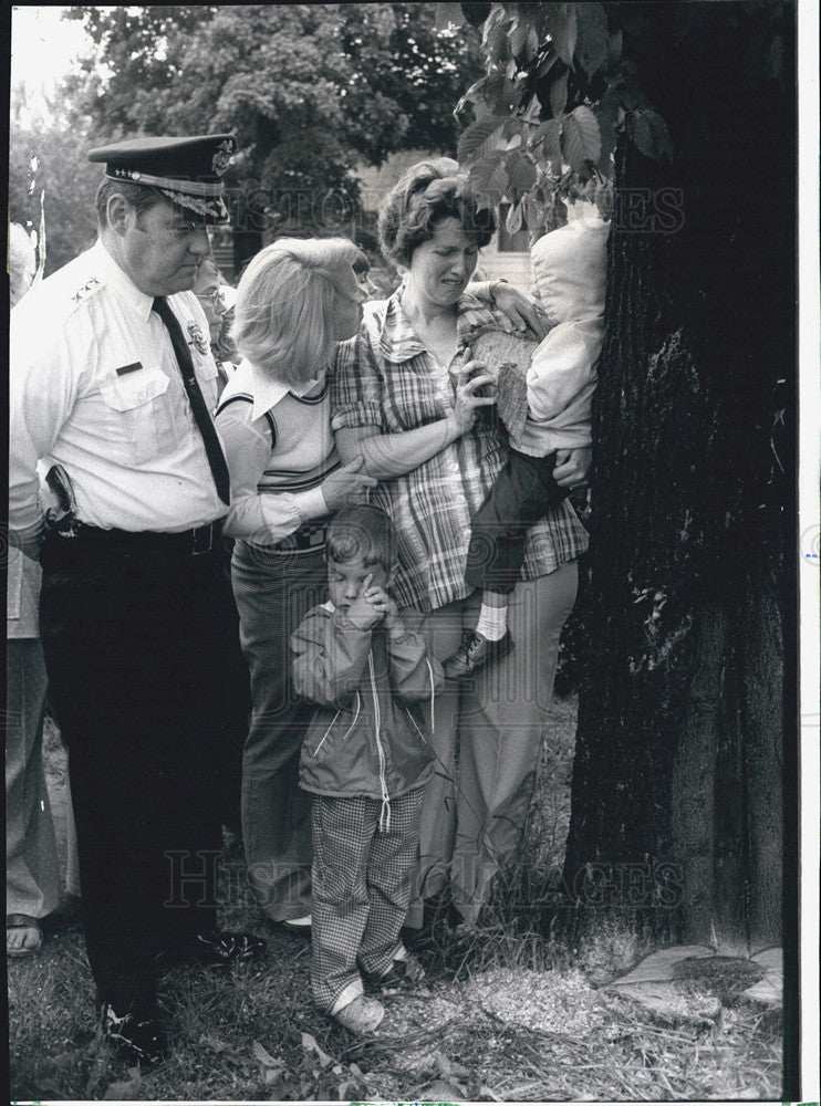 1974 Press Photo Mrs Carl Knable Crying in Protest of Tree Being Bloomington - Historic Images