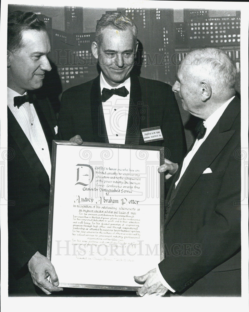 Press Photo Dr. Potter accepts award from Dr. Rettaliata - Historic Images