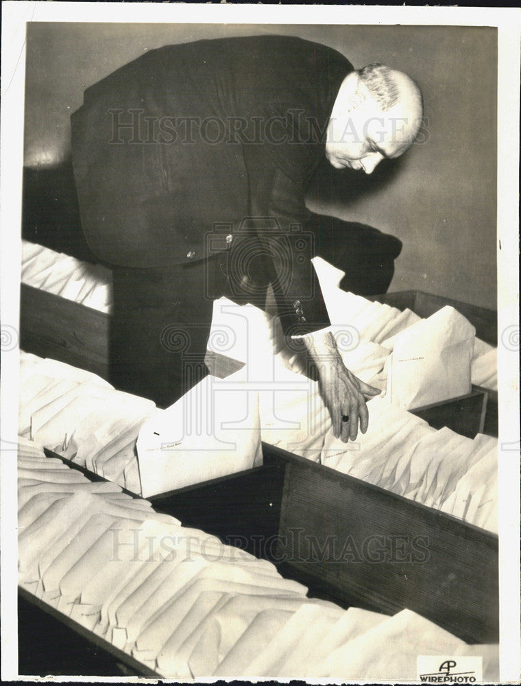 1937 Press Photo Kenneth Romney sergeant at arms house representatives cards - Historic Images