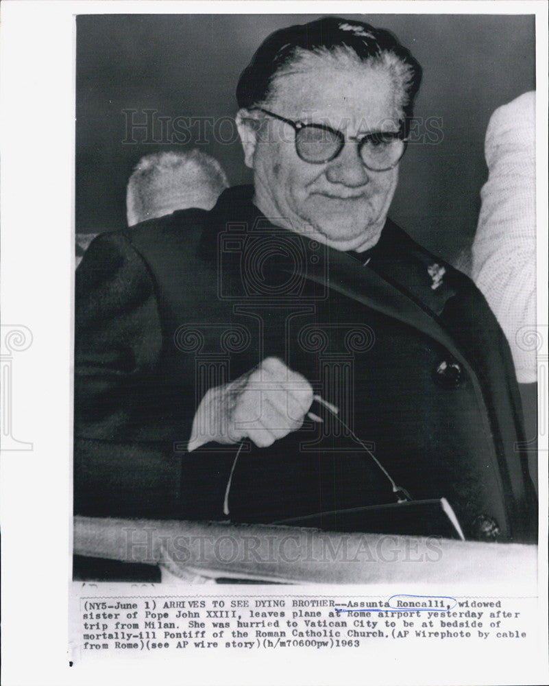 1963Press Photo Assunta Roncalli leaves Rome to be with Brother Pope John XXIII - Historic Images