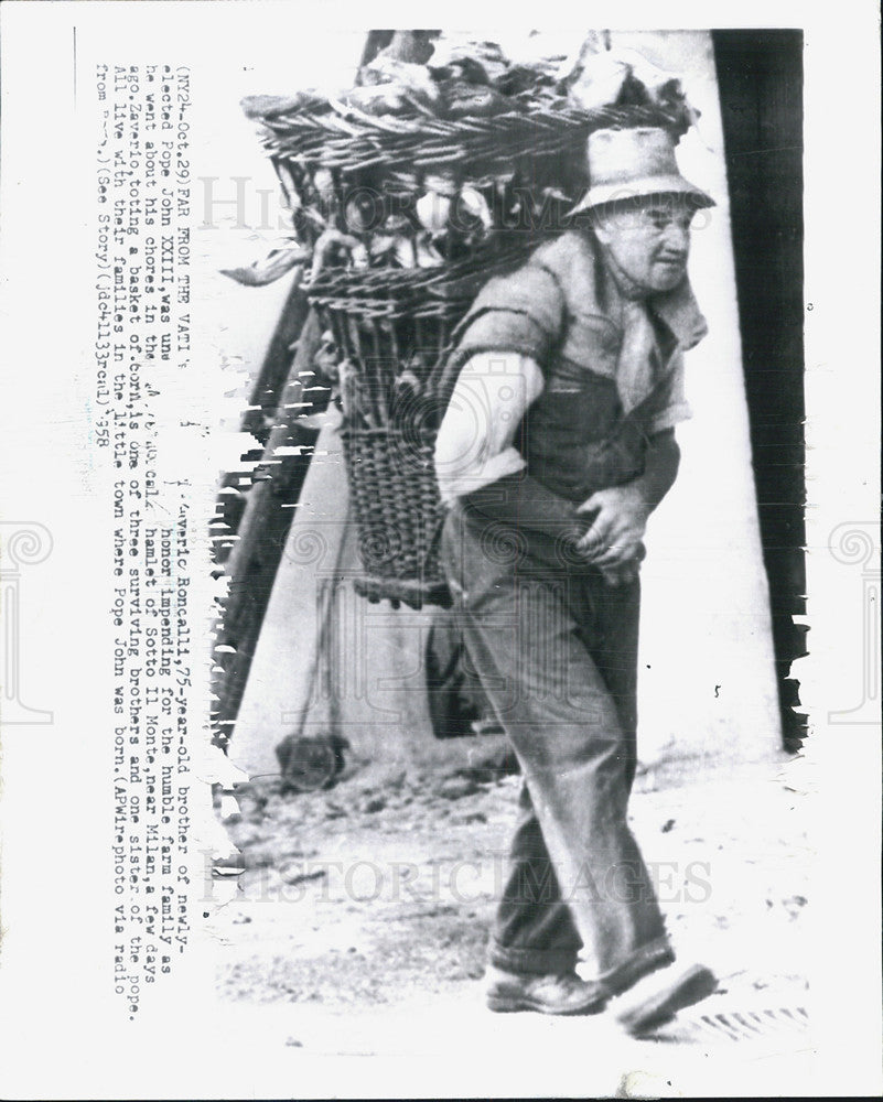 1958 Press Photo Zaverio Roncalli, brother of Pope John XXIII,load a basket corn - Historic Images