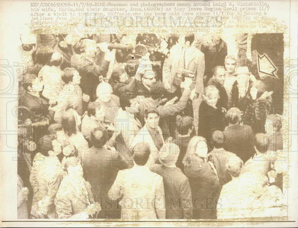 1969 Press Photo Newsmen and photographers swarm around Luigi Minichiello, wife - Historic Images