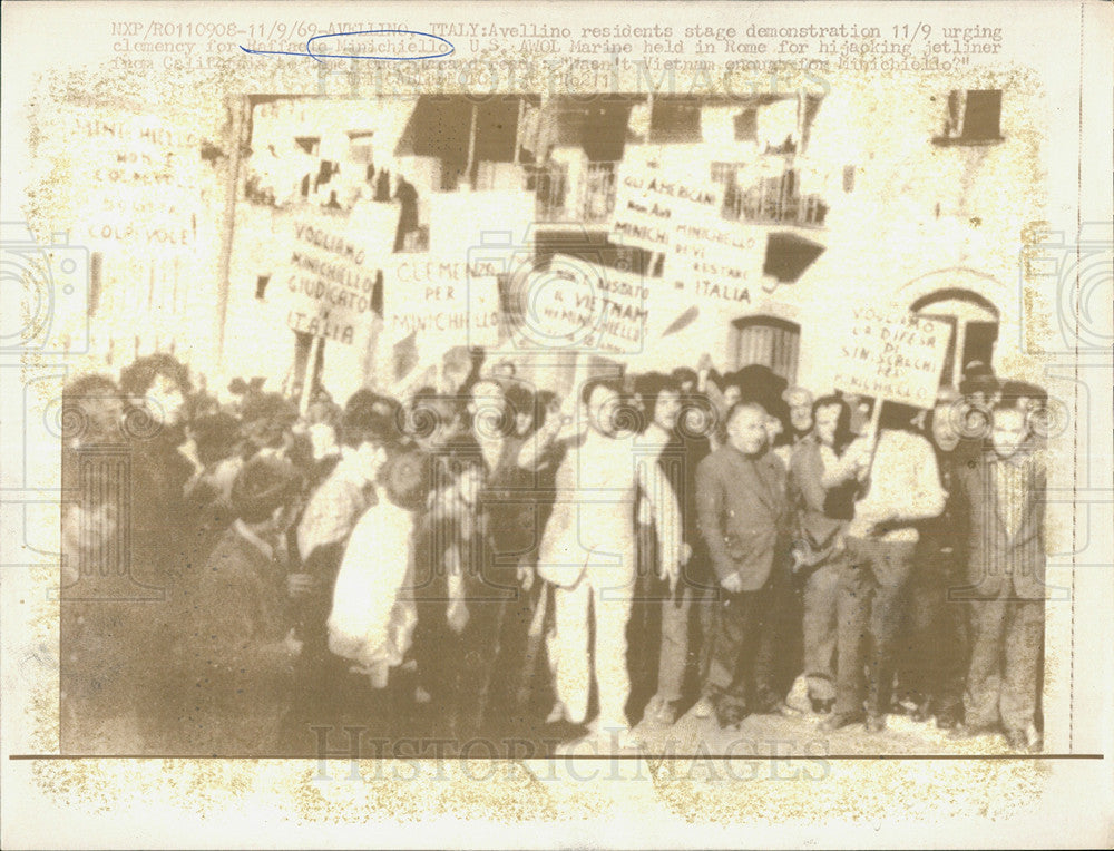 1969 Press Photo Avellino residents stage demonstration urging clemency - Historic Images