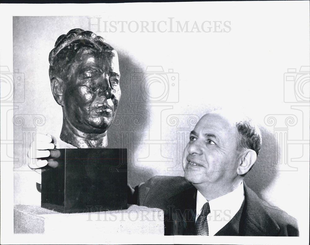 1944 Press Photo Oscar Miestchanioff with Bronze Statue of Mother - Historic Images