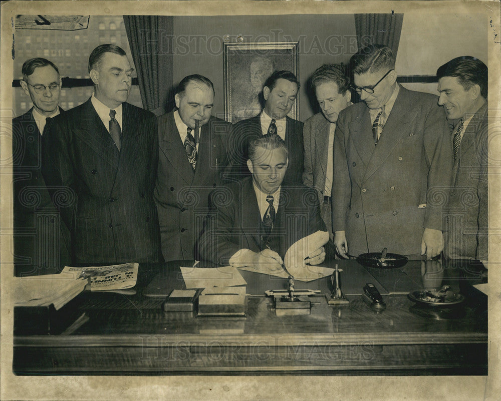 Press Photo GM Russ Stewart,signs  for Sun Times News - Historic Images