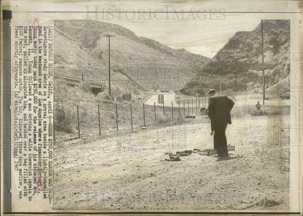 1967 Press Photo Investigator at scen where ransom was paid - Historic Images