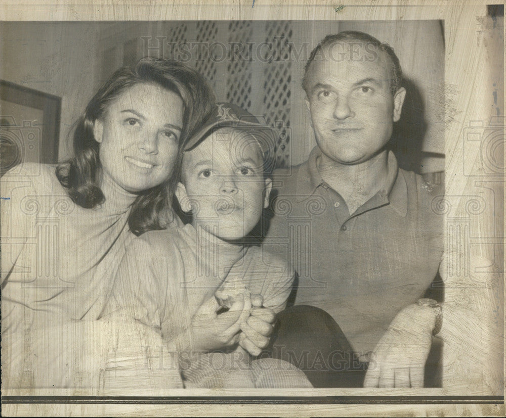 1967 Press Photo kidnapped boy Kenneth Young poses with her family. - Historic Images