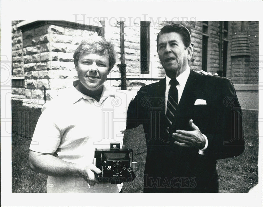 1985 Press Photo Mitchell Young with a Ronald Reagan cutout - Historic Images