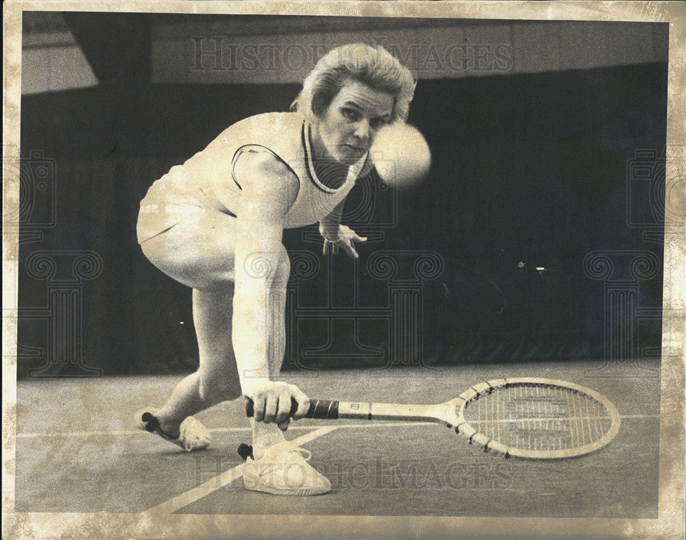 1975 Press Photo Susan Starrett on the tennis court - Historic Images