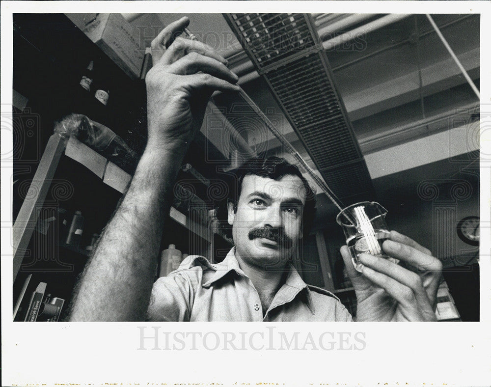 1982 Press Photo Robert Starti doing genetics engineering - Historic Images