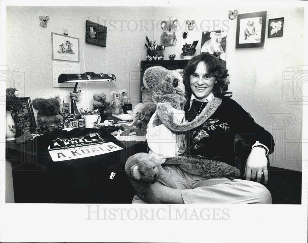 1985 Press Photo Eileen Stasiak,tax accountant and her stuffed animals - Historic Images