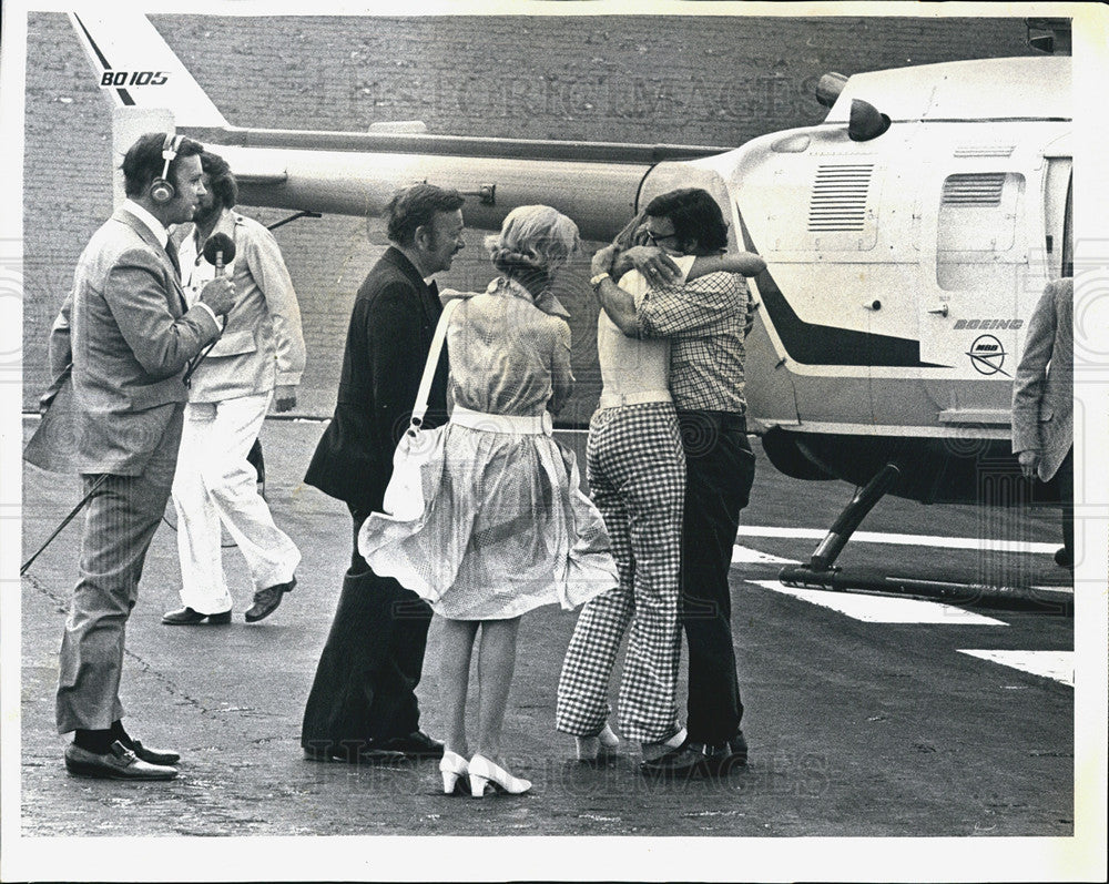 1978 Press Photo Melvyn Zahn hugs his wife Judith as his dad and mom watch. - Historic Images