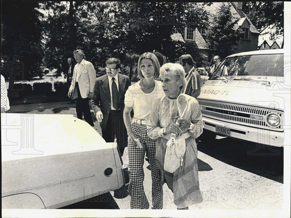 1973 Press Photo Judith and Frienda Zahn get into the car. - Historic Images