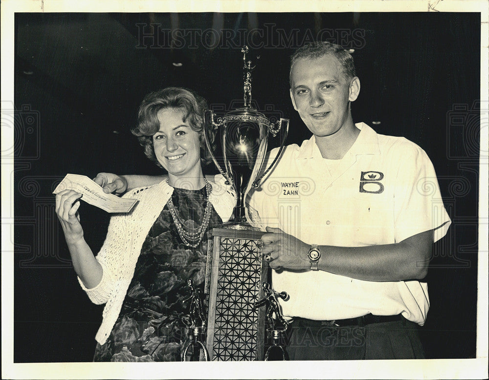 1963 Press Photo Wayne Zahn and wife win 1st place in Chicago bowling tourney - Historic Images