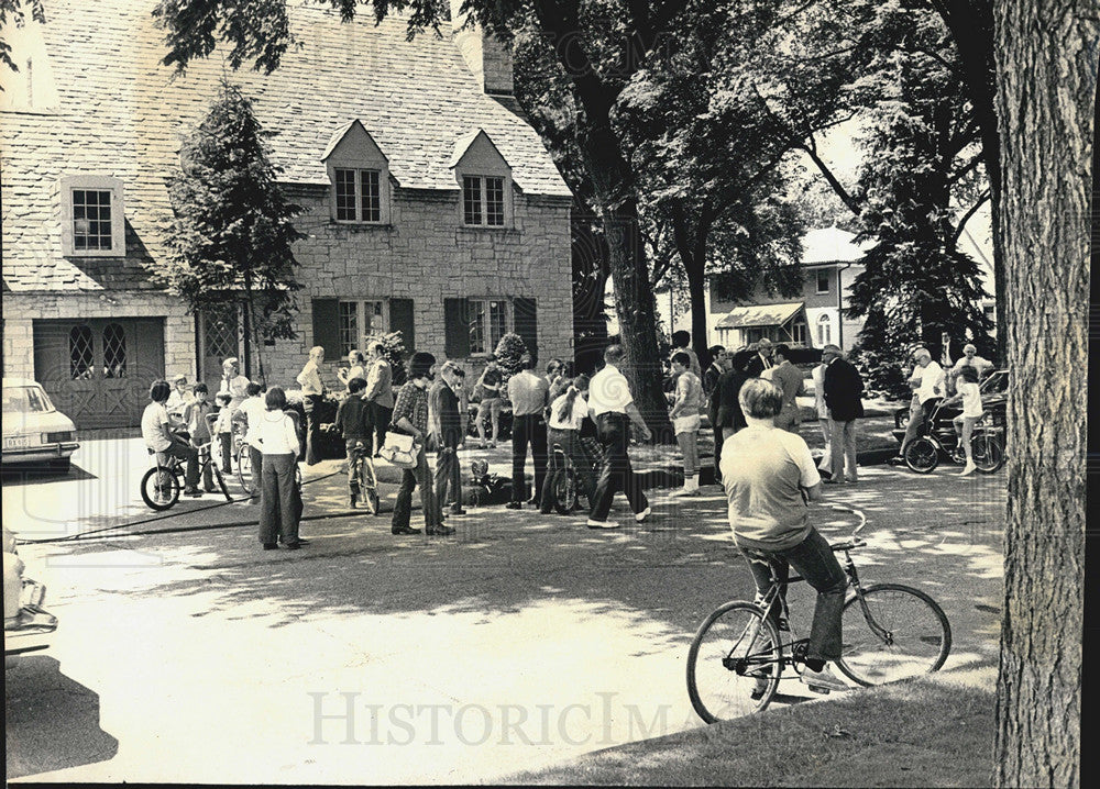 1973 Press Photo Crowd at Home of Louis Zahn after He Escaped Abductors - Historic Images