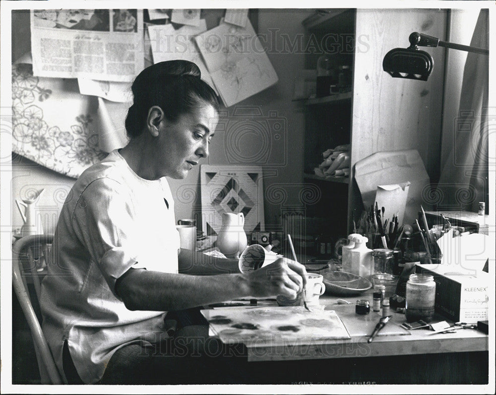 1963 Press Photo Mrs William T Young in her ceramic studio - Historic Images