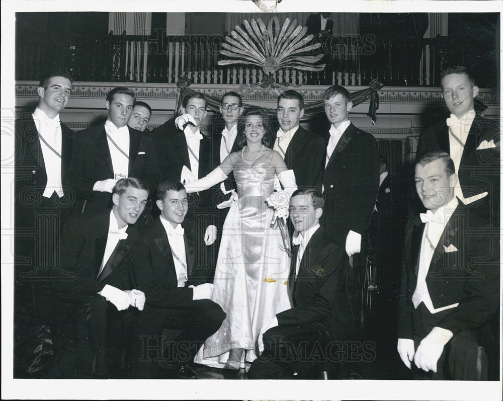 1961 Press Photo Sharon Ann Queeney at debutante ball - Historic Images