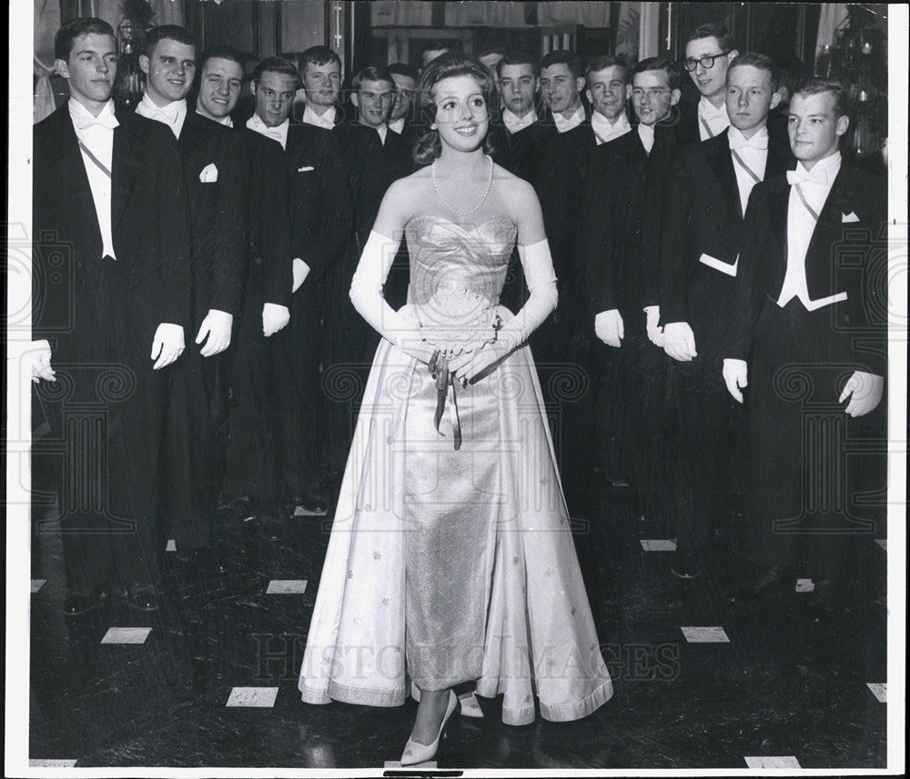 1961 Press Photo Sharon Ann Queeney at debutante ball - Historic Images